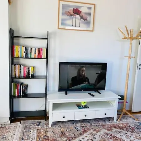 Two And Dining Area And Private Entrance In A Row House. Appartement *