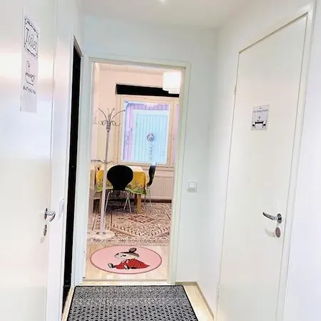 Two And Dining Area And Private Entrance In A Row House. Appartement *