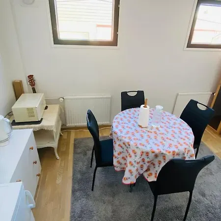 Two And Dining Area And Private Entrance In A Row House. Apartament